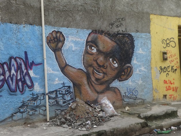 Mural de empoderamiento del movimiento negro en un barrio pobre de Río de Janeiro, en Brasil, el país con más población de origen africano, fuera de la misma África. Crédito: Fabiana Frayssinet/IPS
