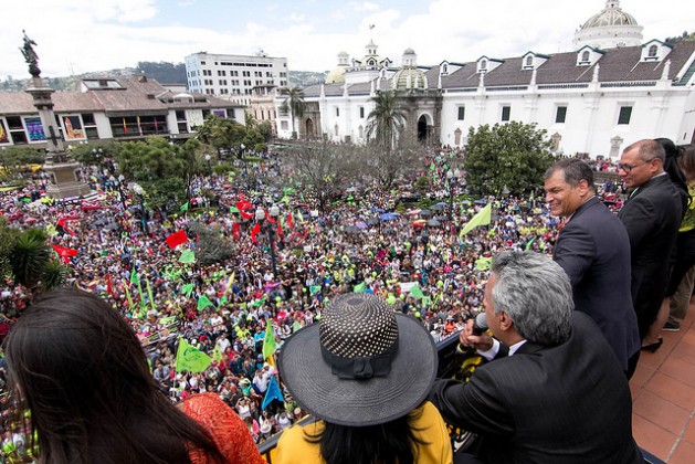 Lenín Moreno se dirige a la multitud tras su triunfo electoral el 2 de abril, con el mandatario saliente Rafael Correa al lado, desde la sede de la Presidencia, en la Plaza de la Independencia, en el corazón del casco histórico de Quito. Crédito: Campaña de Lenín Moreno