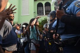 Altercado en Río Piedras entre estudiantes de la huelga UPR y la fuerza de choque por thomas rivera schatz