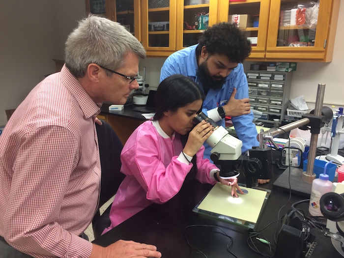 El doctor Quirk, la estudiante Estefanía Medina y el doctor Kelvin Quiñones en el laboratorio. (Suministrada)