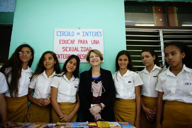 La relatora especial de la ONU, Maria Grazia Giammarinaro, posa para los fotógrafos con alumnas de la escuela Julio Antonio Mella en La Habana, Cuba, 10 de abril de 2017. Alexandre Meneghini _REUTERS _POOL_IPS.
