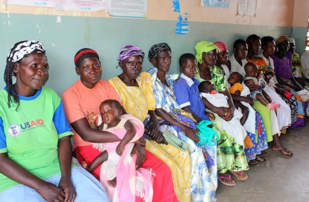 Madres y bebés esperan ser atendidos en una clínica financiada con recursos de Estados Unidos en Uganda. Crédito: Lyndal Rowlands/IPS.