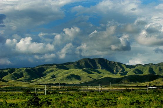 Montañas entre Salinas y Coamo desde expreso 52. (Ricardo Alcaraz/Diálogo)