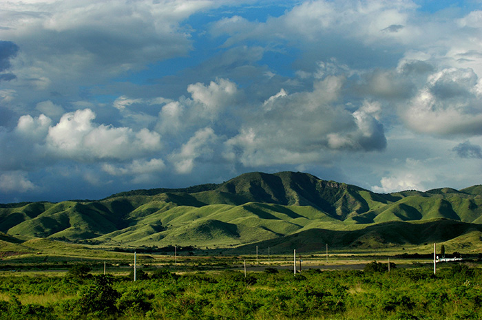 Montañas entre Salinas y Coamo desde expreso 52. (Ricardo Alcaraz/Diálogo)