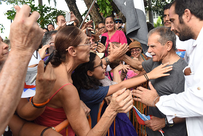 Fiesta en honor a Oscar López Rivera en la Plaza de la Convalecencia en Río Piedras. (Ricardo Alcaraz/ Diálogo)