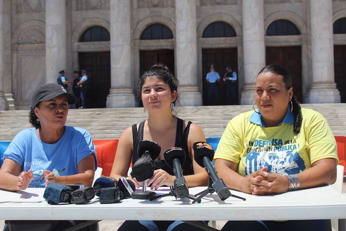 Desde la izquierda: Eva Ayala, de Educamos; Sofía Feliciano, del movimiento estudiantil de la UPR; y Mercedes Martínez, de la FMPR. (Glorimar Velázquez / Diálogo)