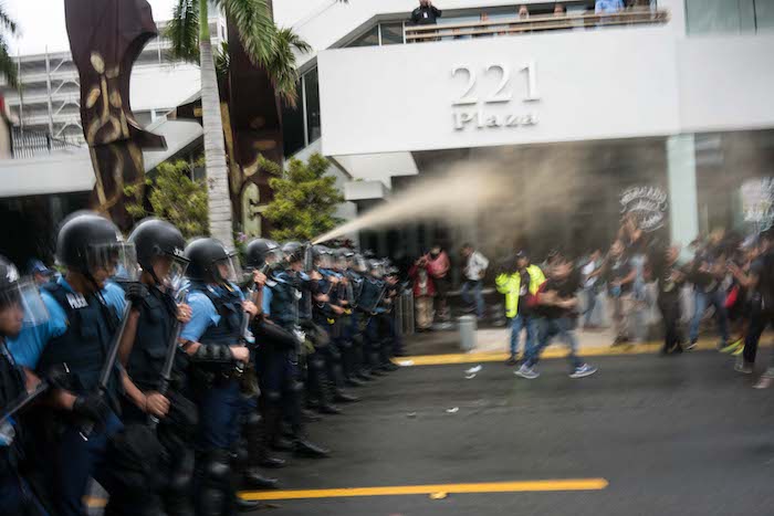 Policía y sus gases en el Paro Nacional Manifestantes en el Paro Nacional (Pablo Pantoja Kunasek)