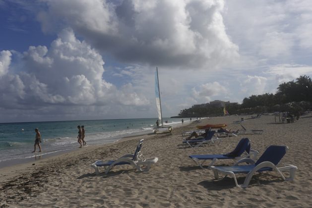 Turistas disfrutan de la playa en el balneario internacional de Varadero, en el occidente de Cuba. Científicos aseguran que es irreversible la erosión en el Gran Caribe de los ecosistemas arenosos, de alto valor económico y una barrera de protección de la vida tierra adentro. Crédito: Jorge Luis Baños/IPS