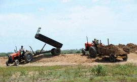 Agricultores descargan tierra en Sri Lanka. Crédito: FAO