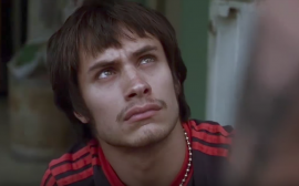 Un joven Gael García Bernal (México, 1978) protagoniza una de las historias del film ‘Amores perros’, del aclamado Alejandro González Iñárritu. (Captura de pantalla)