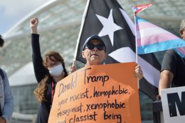 Manifestantes frente al Centro de Convenciones ante la llegada del Presidente Donald Trump