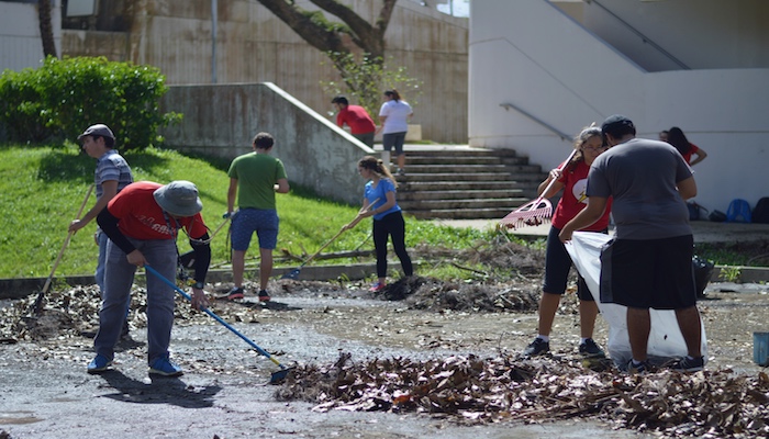 Voluntarios colaborando en el recogido de escombros en el Recinto de Río Piedras. (Andrés Santana Miranda/Diálogo)