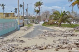 La marejada llegó hasta la primera calle contigua a la playa en Parcelas Suárez. (Andrés Santana Miranda/Diálogo)