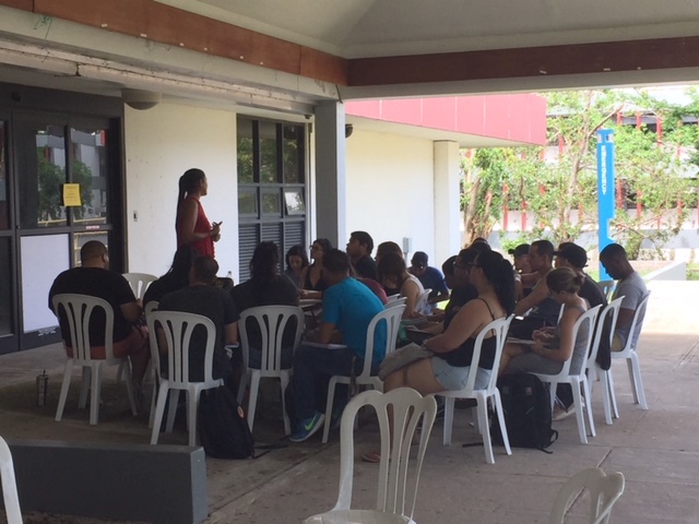 Profesores dan sus clases fuera de los edificios de la UPR Humacao. (Glorimar Velázquez/ Diálogo)