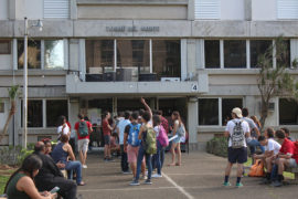 Estudiantes esperan a ser reubicados. (Andrés Santana Miranda/ Diálogo)