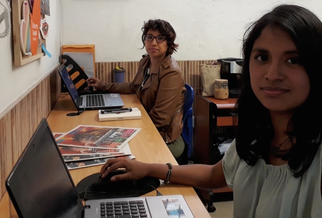 Graciela Tiburcio, en primer plano, y Carla Díaz, en la redacción del medio digital peruano Wayka. (Mariela Jara / IPS)