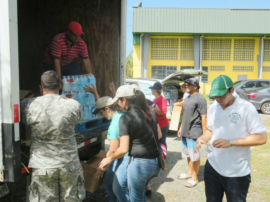 Distribución de suministros para los residentes de la Urb. Guanajibo, Mayagüez.