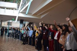 Representantes de más de una decena de organizaciones de mujeres de América Latina, África, Medio Oriente y Asia reclaman mayor representación femenina en la COP23 de Bonn, en 2017. Crédito: Stella Paul/IPS