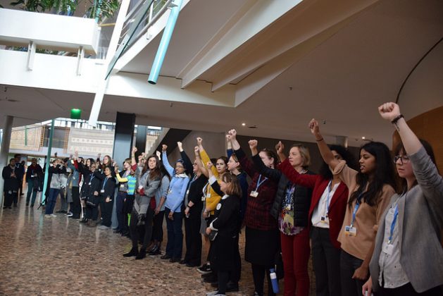 Representantes de más de una decena de organizaciones de mujeres de América Latina, África, Medio Oriente y Asia reclaman mayor representación femenina en la COP23 de Bonn, en 2017. Crédito: Stella Paul/IPS