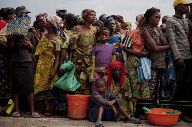 Familias hacen fila para recibir raciones de alimentos en Goma, República Democrática del Congo, el 25 de noviembre de 2012. Crédito: CARE/Kate Holt
