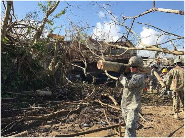 La Guardia Nacional de Carolina de Sur limpia los escombros dejados por el huracán María en Puerto Rico. Crédito: Capitán Tammy Muckenfuss/Ejército de Estados Unidos.