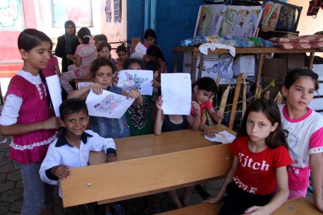 Niños refugiados en una escuela administrada por la ONU en Shujaiyeh, un vecindario de Gaza, en agosto de 2014. Crédito: Khaled Alashqar/IPS