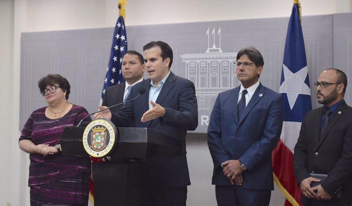 Ricardo Rosselló junto al presidente de la UPR y el presidente de la Junta de Gobierno de la UPR. (Suministrada)