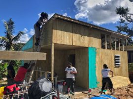 Voluntarios de TECHO construyen hogar en Canóvanas.