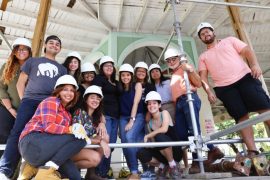 Foto 2 Grupo de estudiantes que trabajan en proyecto de reconstrucción junto al Arq Pablo Ojeda