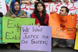 Manifestantes protestan afuera del Cliba de la Prensa de Lahore, capital de la provincia de Punyab, en Pakistán el 12 de julio de 2016 en relcamo de justicia para las víctimas de violencia sexual. Crédit: Irfan Ahmed/IPS.