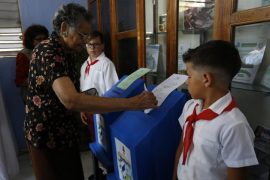 Una electora ejerce su derecho al voto, durante las elecciones parlamentarias cubanas del 11 de marzo, antesala del recambio presidencial previsto para el 19 de abril. Crédito: Jorge Luis Baños/IPS
