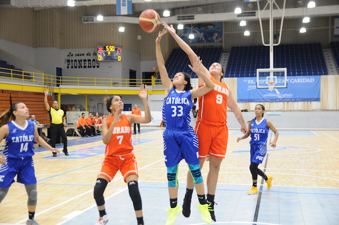 Las tainas del Turabo enfrentandose a las pioneras de la Catolica en el baloncesto femenino #LAI