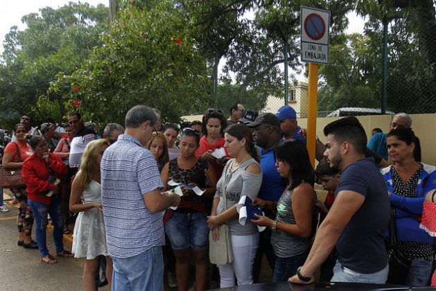 personas en embajada colombiana en La Habana ips