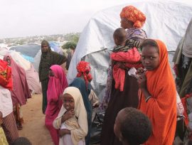 Casi 400.000 personas con hambre, que huyeron a Mogadiscio en busca de ayuda en lo peor de la hambruna, todavía residen en uno de los campamentos de refugiados a las afueras de la capital de Somalia. Crédito: Abdurrahman Warsameh/IPS.