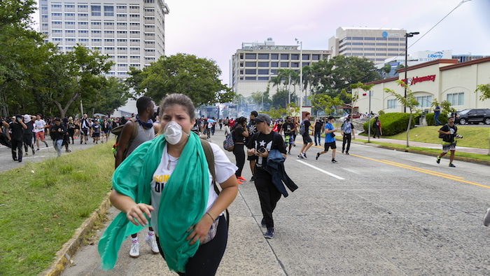 Manifestantes reciben gases lacrimógenos. (Gabriel Soto)