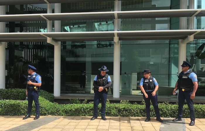 Policias frente a Popular Center (Joel Cintrón/CPI)