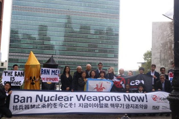 Sobrevivientes japoneses de la bomba atómica y manifestantes de la Campaña Internacional para Abolir las Armas Nucleares antes de la votación en la sede de la Organización de las Naciones Unidas en Nueva York, en octubre de 2016. Crédito: Peace Boat.