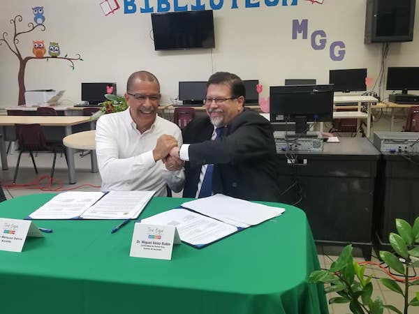 El alcalde de Toa Baja, Betito Márquez y el rector de la UPR Bayamón, Dr. Miguel Vélez Rubio